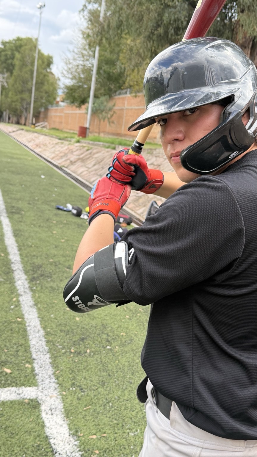 Pelotero usando guantes Storm rojos